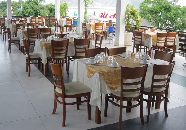 Lắp đặt trọn gói các loại bàn ghế cho các nhà hàng quán ăn, quán cà phê 1